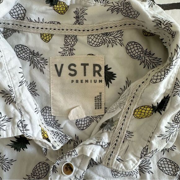 VSTR Premium Men's Size M Short Sleeve Button Down Pineapple Pattern Shirt  - - Picture 4 of 4